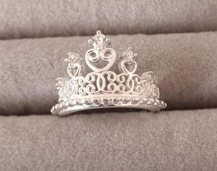 Beautiful Sterling Silver Ring. Size N.