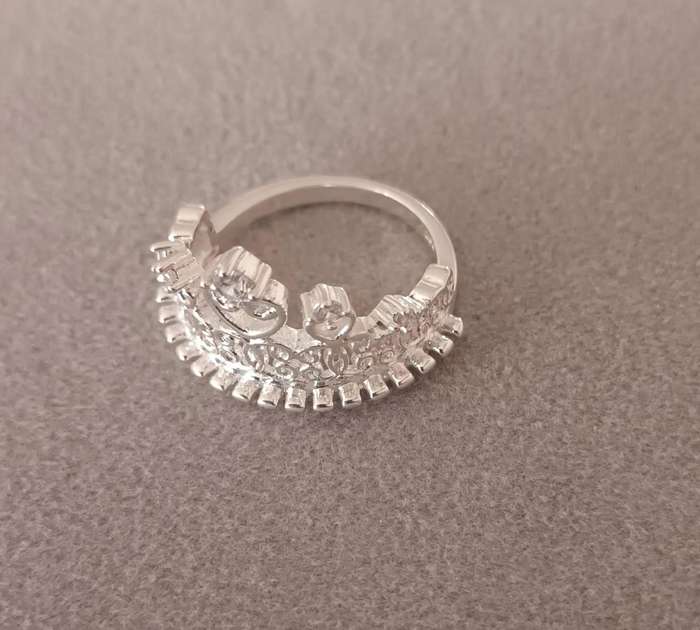 Beautiful Sterling Silver Ring. Size N.