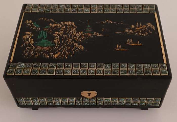 Stunning Vintage Wind-Up Musical Jewellery Box.
