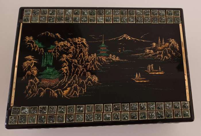 Stunning Vintage Wind-Up Musical Jewellery Box.