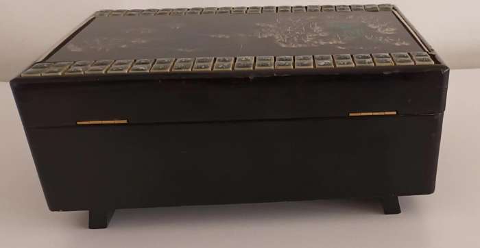 Stunning Vintage Wind-Up Musical Jewellery Box.