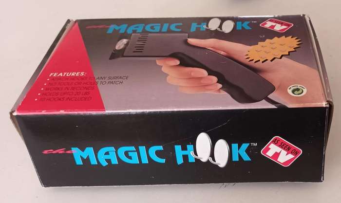 MAGIC HOOK. 8 HOOKS INCLUDED.