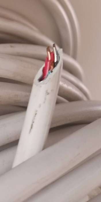 UV RESISTANT OUTDOOR ELECTRIC CABLE. APPROX. 45 TO 50 METRES. NEW.
