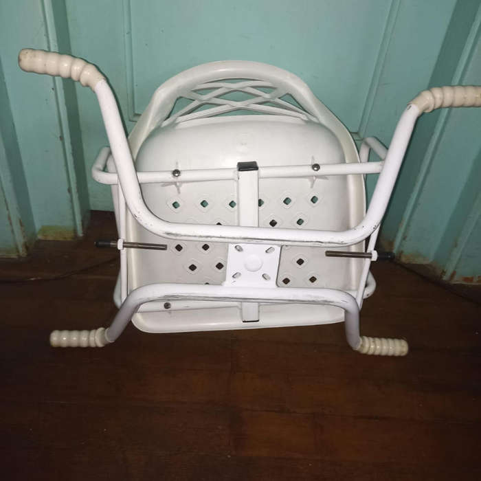 Swivel bathing chair