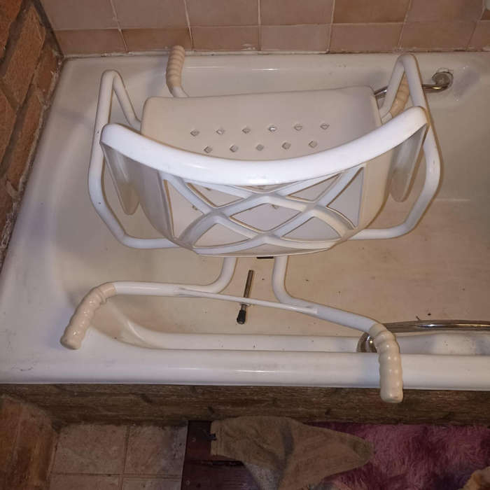Swivel bathing chair