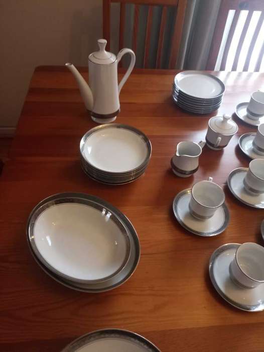 76 Piece Presidential dinner service Gary Barr