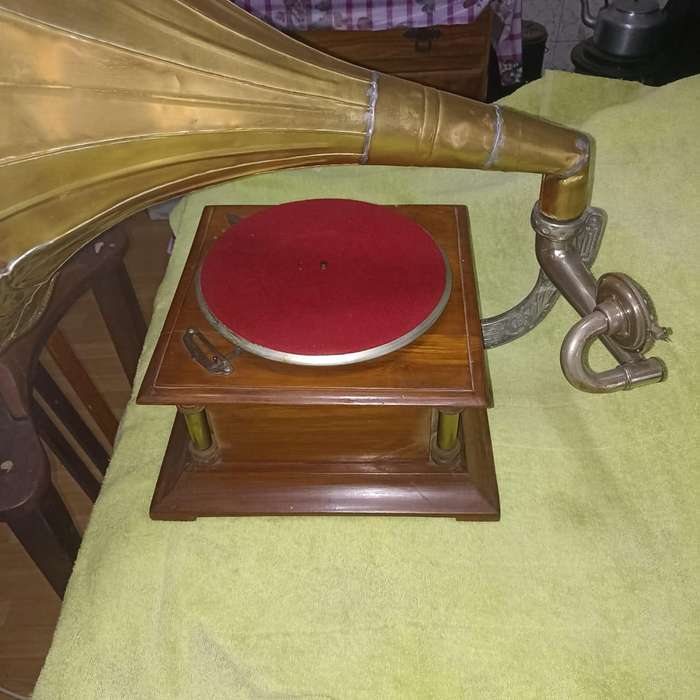 HIS MASTERS VOICE REVAMPED GRAMPOHONE