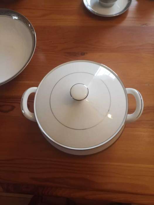 76 Piece Presidential dinner service Gary Barr