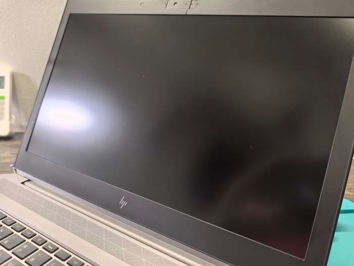-HP ZBOOK 15 G5*i7-8850H*16GB DDR4*256GB SSD*NVIDIA P2000 4GB*FHD