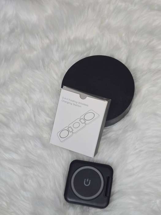 Foldable magnetic wireless charger