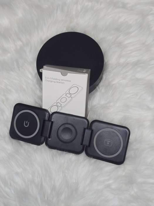 Foldable magnetic wireless charger