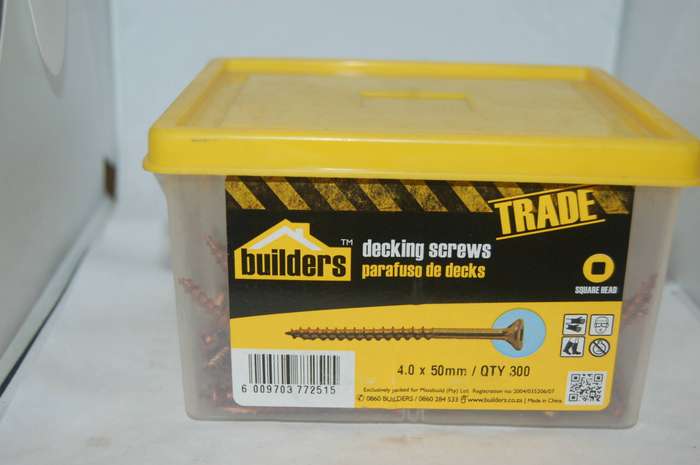 BUCKET OF DECKING SCREWS (4MM X 50MM) QTY 300