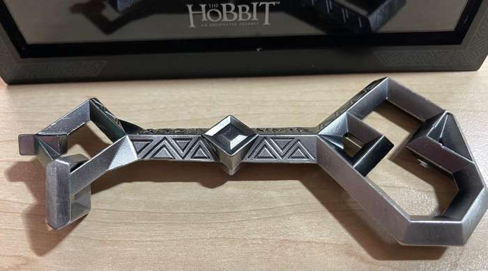 The Hobbit : Movie prop replica - Thorins key to the back door of Erebor in Presentation Box