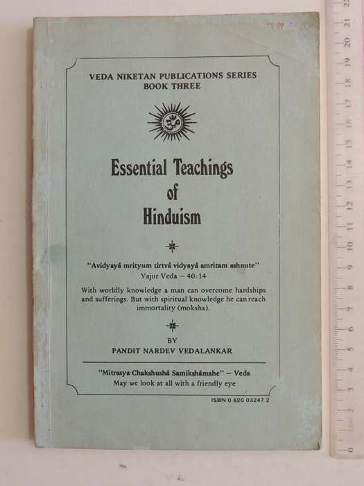 Essentials Teachings Of Hinduism: Veda Niketan Publications Series Book Three Pandit Nardev Vedalank