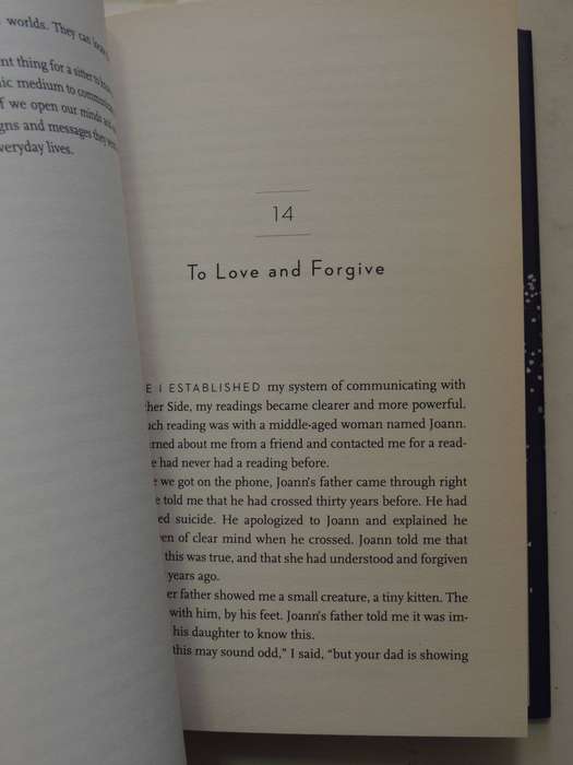 The Light Between Us: Stories From The Afterlife. Lessons For The Living- Laura Lynne Jackson
