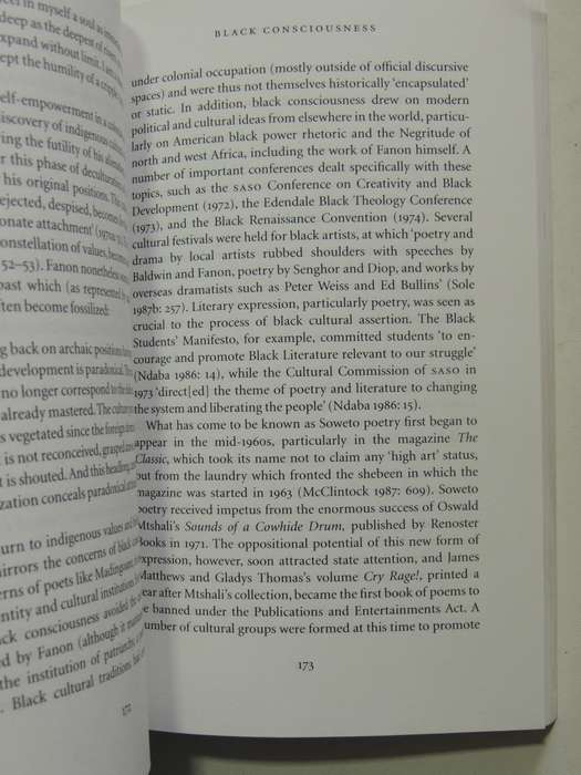Voicing The Text: South African Oral Poetry And Performance - Duncan Brown