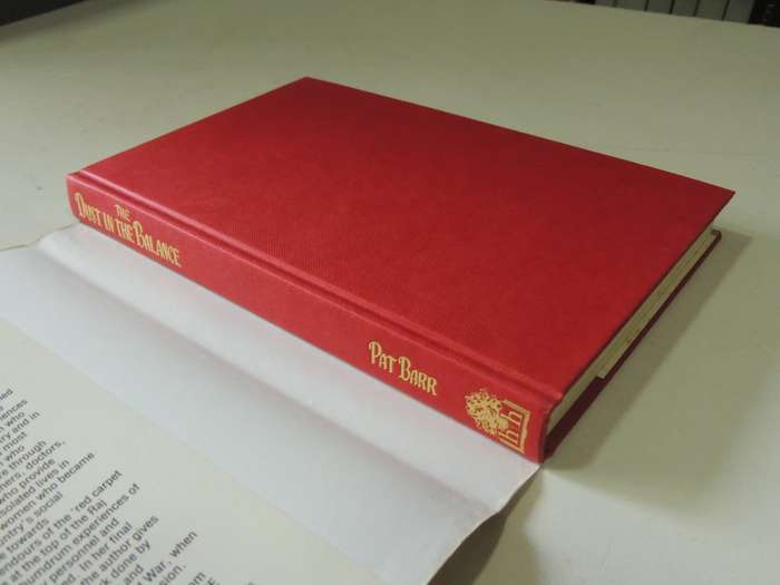 The Dust In The Balance: British Women In India 1905-1945 - Pat Barr