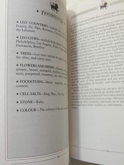 Life Signs - An Astrological Guide to the Way we Live - Julia & Derek Parker