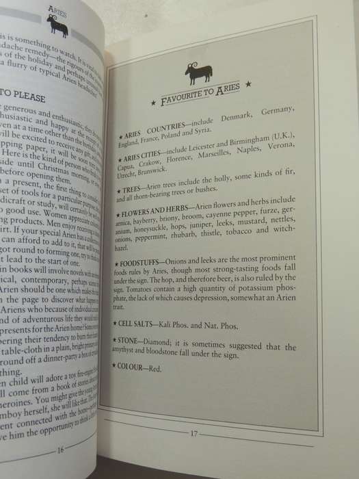 Life Signs - An Astrological Guide to the Way we Live - Julia & Derek Parker