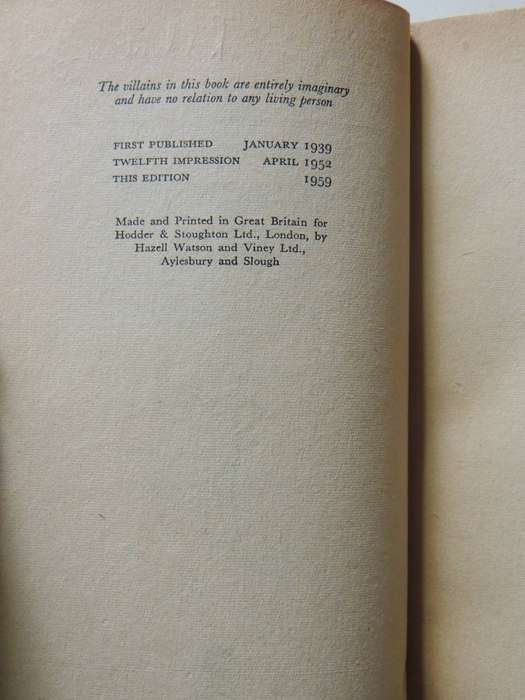 Follow The Saint - Leslie Charteris
