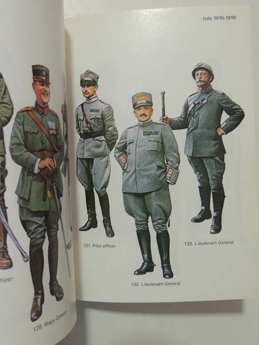 Army Uniforms Of World War 1 - Andrew Mollo & Pierre Turner