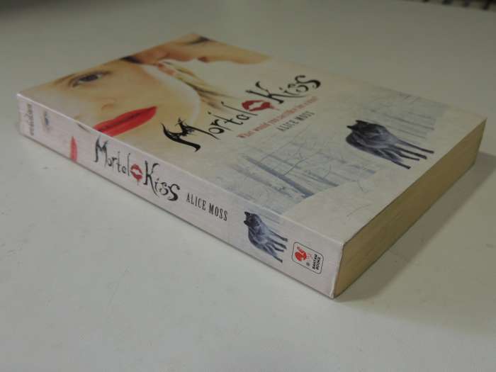 Mortal Kiss - Alice Moss