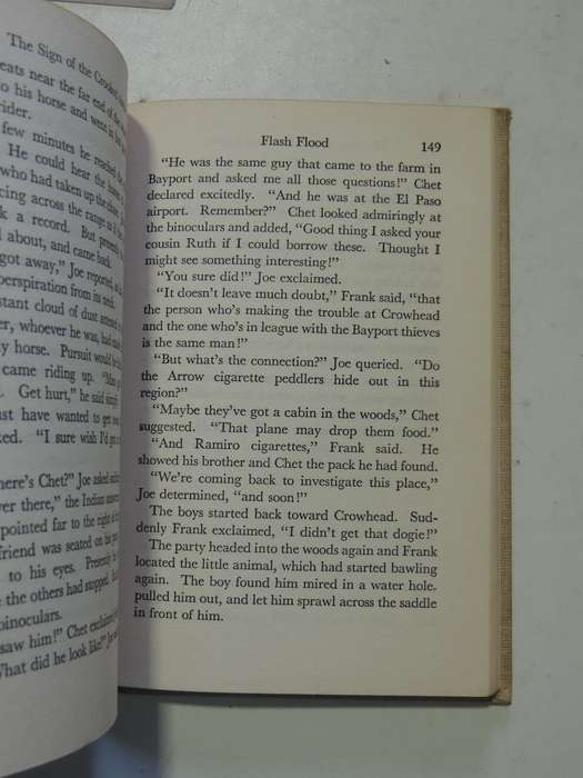 The Sign Of The Crooked Arrow - Franklin W. Dixon   Circa 1950s