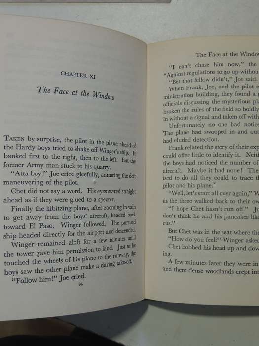 The Sign Of The Crooked Arrow - Franklin W. Dixon   Circa 1950s