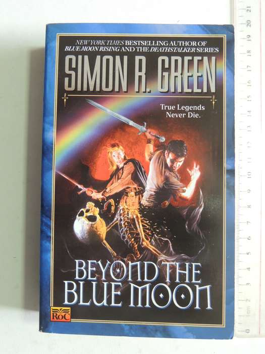 Beyond The Blue Moon - Simon R. Green