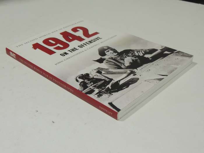 The Second World War In Photographs: 1942 On The Offensive - John Christopher & Campbell McCutcheon