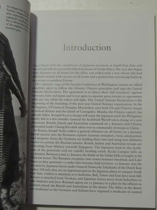 The Second World War In Photographs: 1942 On The Offensive - John Christopher & Campbell McCutcheon
