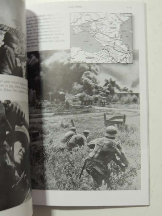 The Second World War In Photographs: 1942 On The Offensive - John Christopher & Campbell McCutcheon