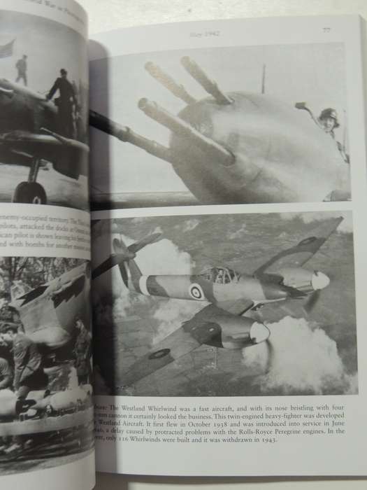 The Second World War In Photographs: 1942 On The Offensive - John Christopher & Campbell McCutcheon
