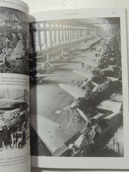 The Second World War In Photographs: 1942 On The Offensive - John Christopher & Campbell McCutcheon