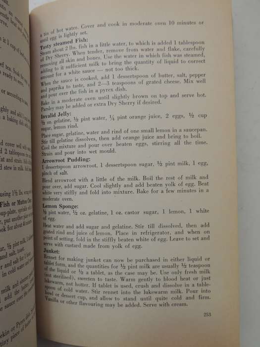 Ouma's Cookery Book - Mrs. Roy Hendrie  1940 First Edition