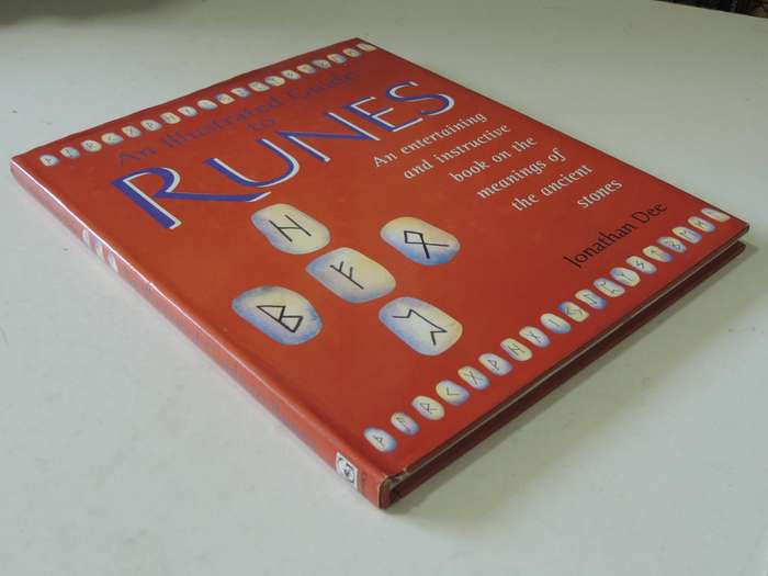 The Illustrated Guide To Runes - Jonathan Dee