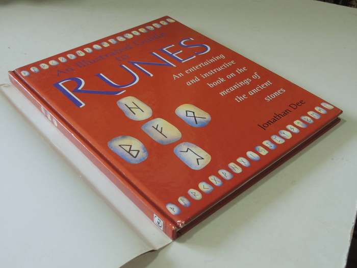The Illustrated Guide To Runes - Jonathan Dee