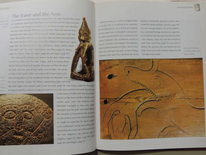 The Illustrated Guide To Runes - Jonathan Dee
