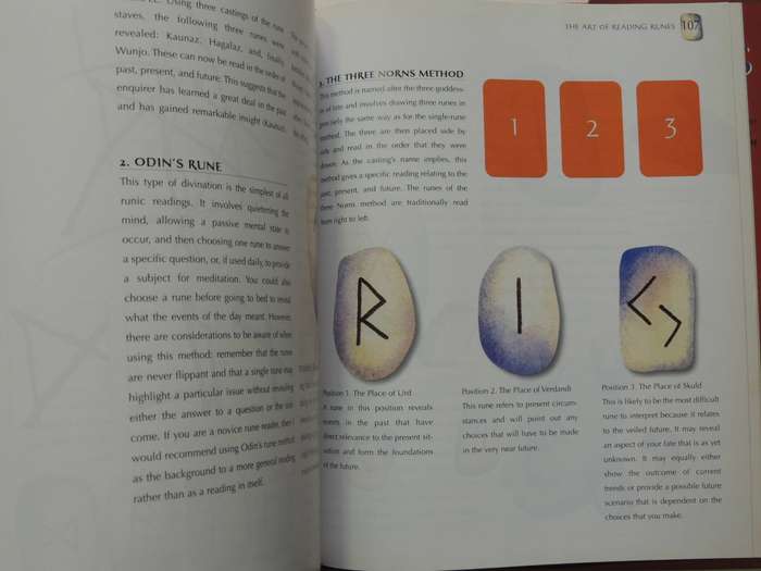 The Illustrated Guide To Runes - Jonathan Dee