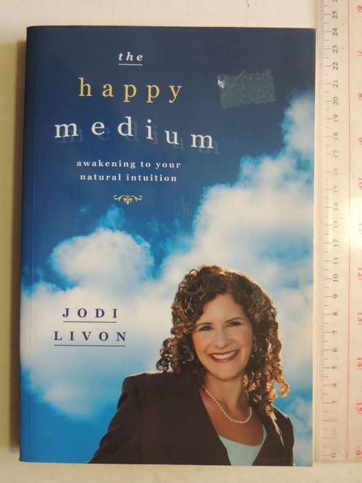 The Happy Medium - Awakening to Your Natural Intuition - Jodi Livon