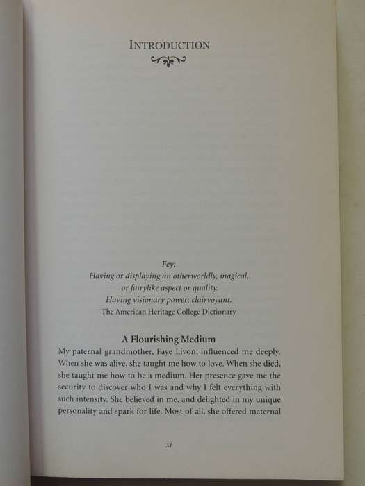 The Happy Medium - Awakening to Your Natural Intuition - Jodi Livon