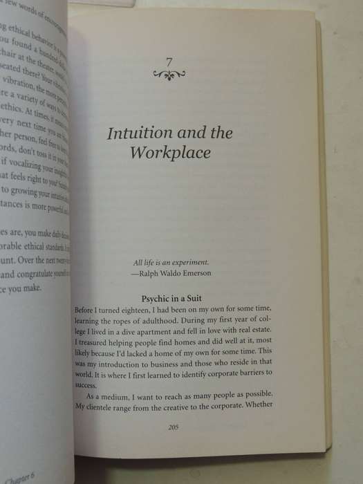 The Happy Medium - Awakening to Your Natural Intuition - Jodi Livon