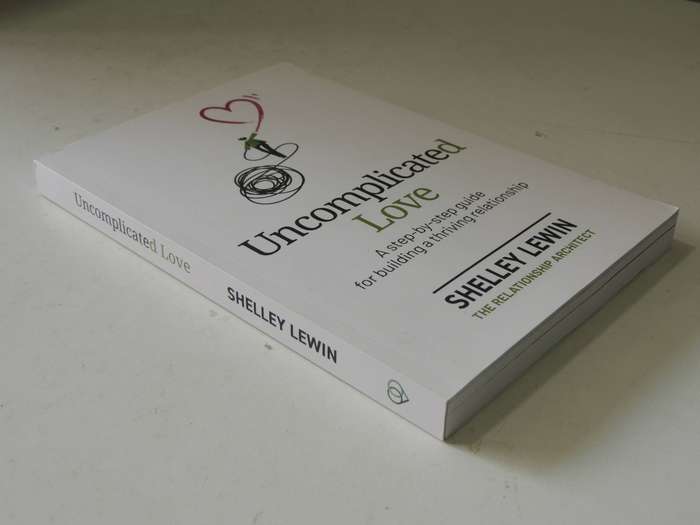 Uncomplicated Love: A Step-By-Step Guide To Building A Thriving Relationship - Shelley Lewin