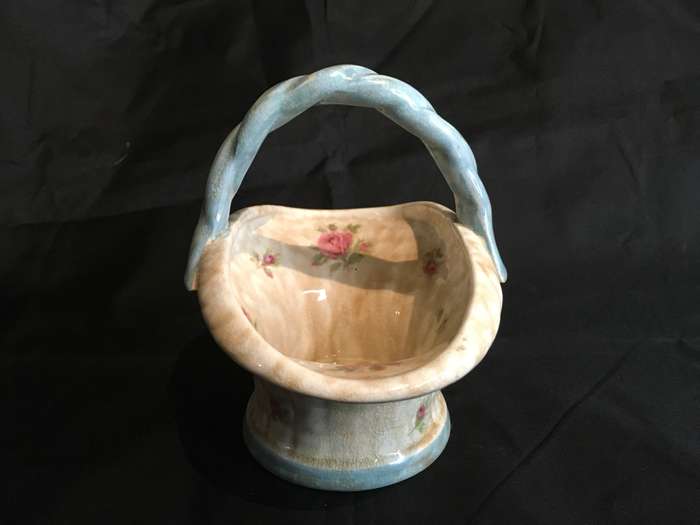 Crown Ducal basket with rose motif