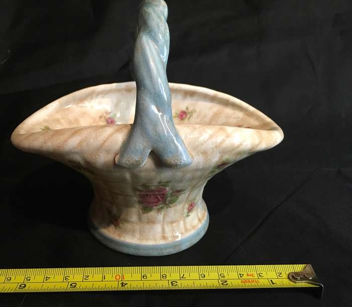 Crown Ducal basket with rose motif