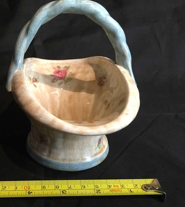 Crown Ducal basket with rose motif