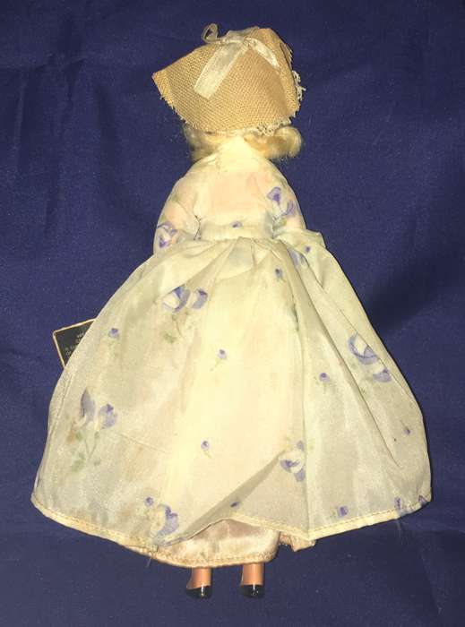 Peggy Nisbet Model National costumes N BR 309. Cries of Londen - Flower Girl
