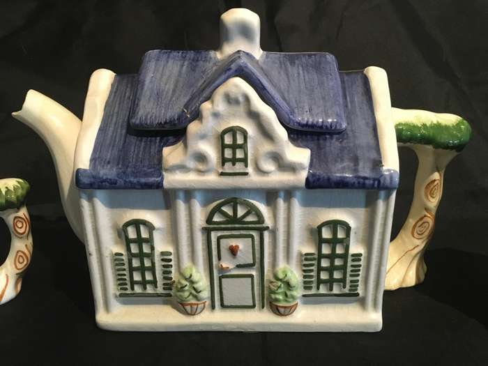 Cape Dutch house design Teapot, creamer and sugar bowl by Country Love
