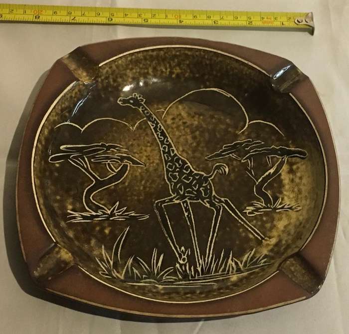 Cigar ashtray with a hand painted giraffe. Vintage