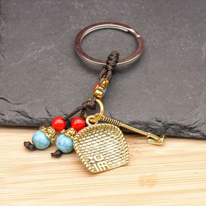 Elegant Vintage Brass Dustpan Keychain